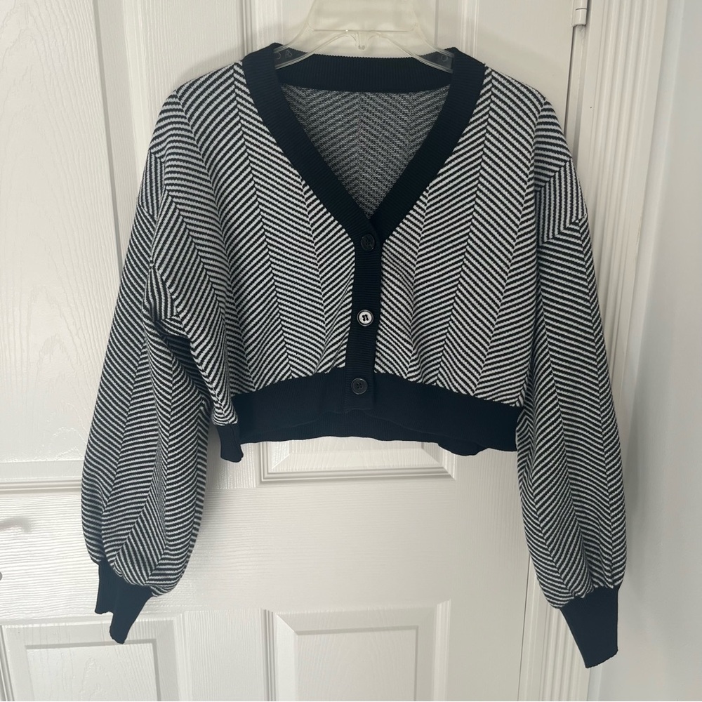 Women's Cropped Chevron Knit Cardigan in Black and White | Medium